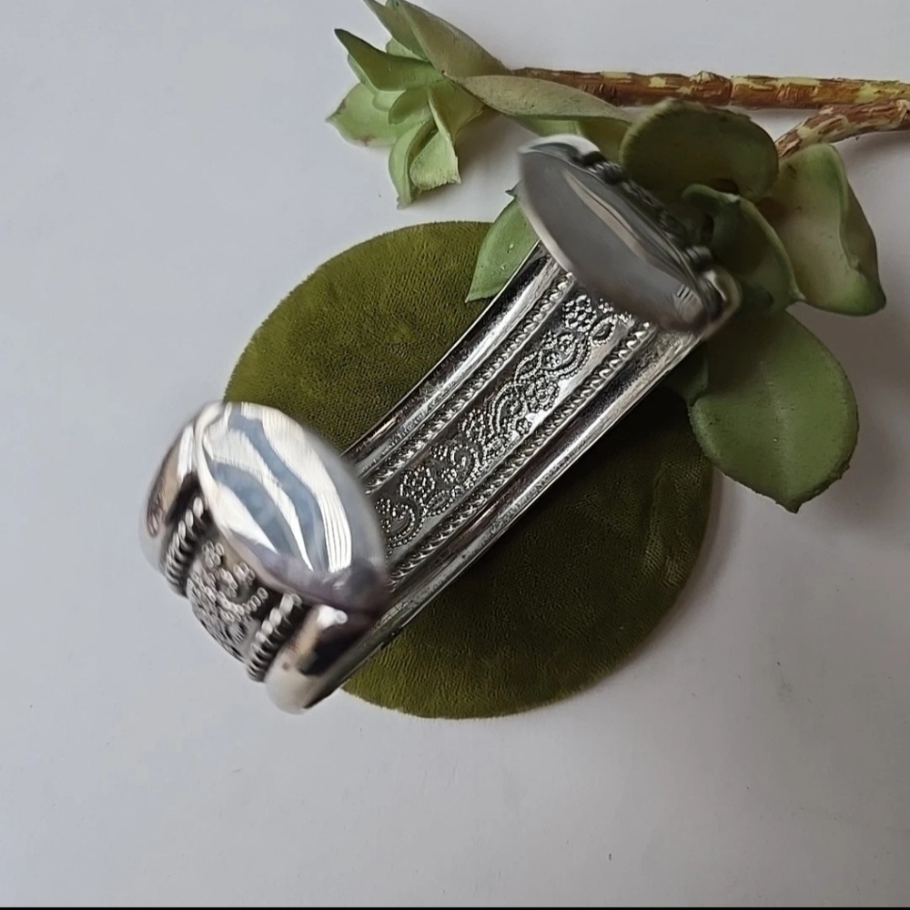 Vintage 70's  Lovely Detailed Silver Tone Very Pretty Wide Cuff Bracelet - Picture 3 of 3
